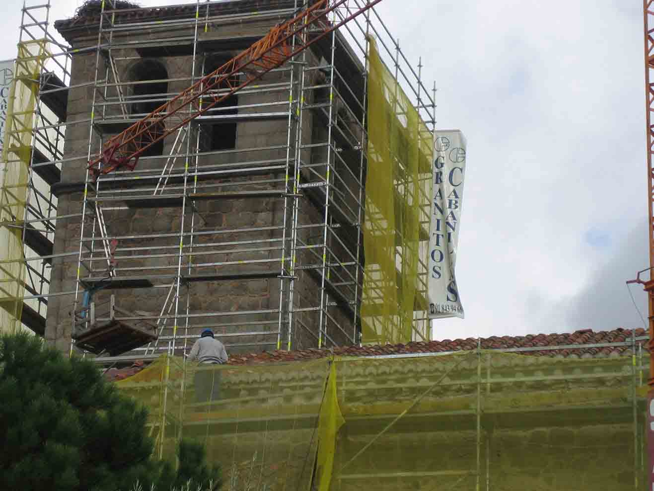 Edificio histórico cubierto parcialmente con andamios.