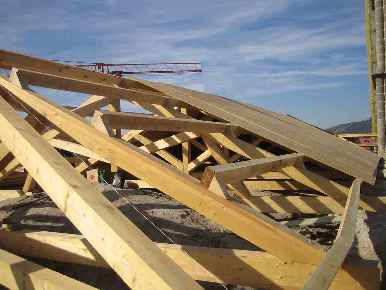 Detalle de una estructura tradicional de cerchas de madera.