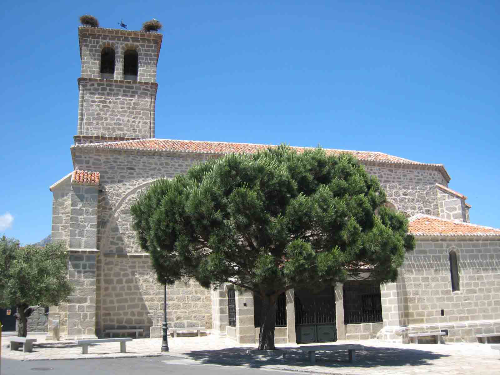 Exterior de una iglesia o edificio histórico de piedra con torre.