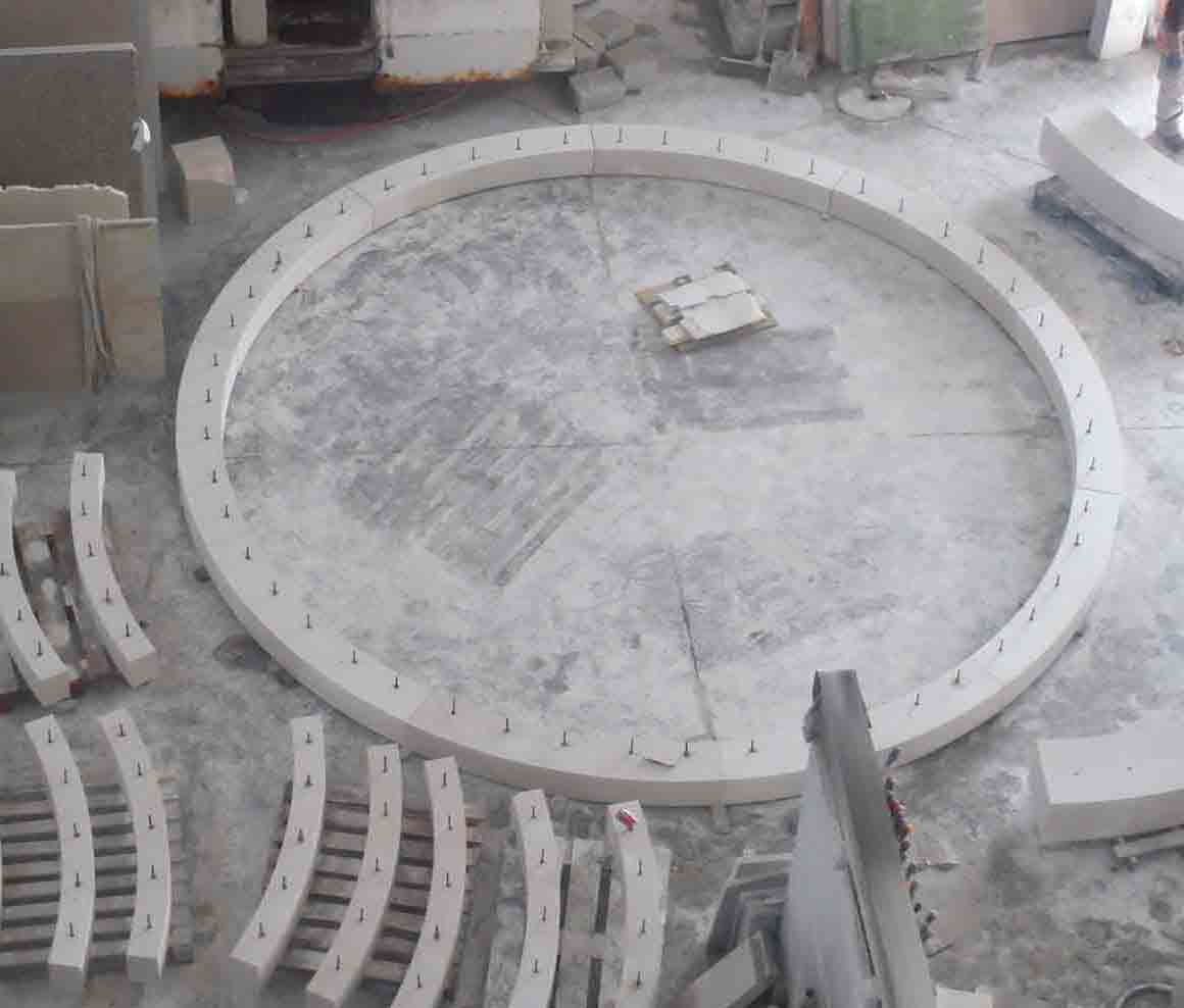 Pavimento o elemento ornamental circular realizado en piedra.
