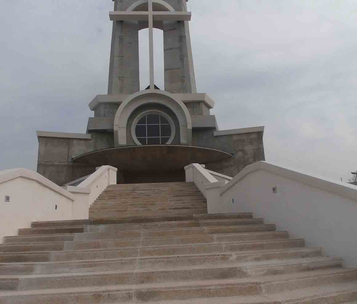Escalinata de acceso a un edificio religioso con torre.