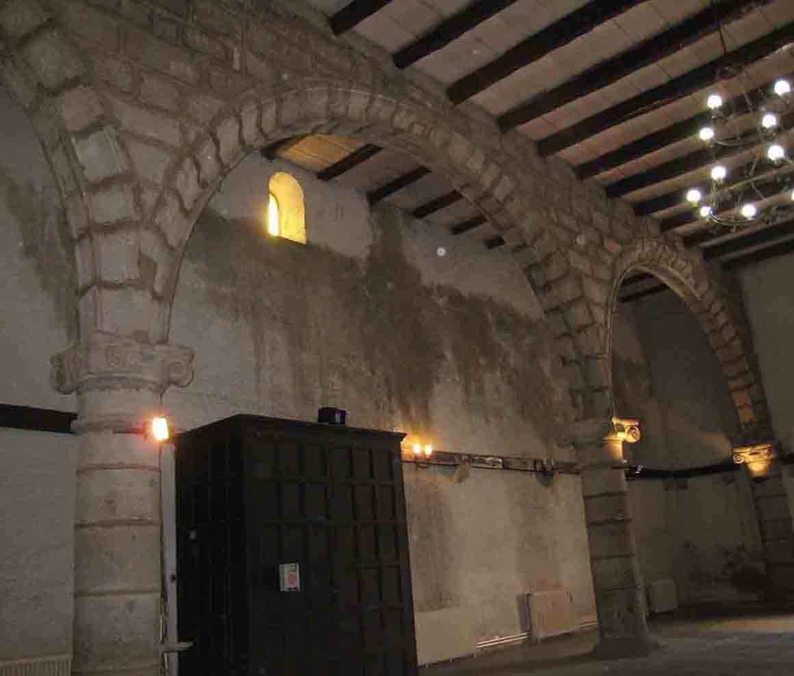 Interior histórico de piedra con cubierta de madera.