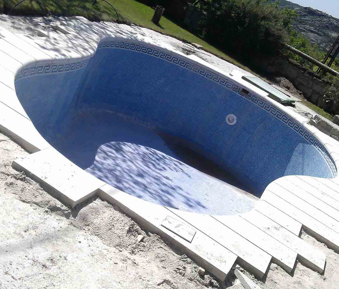Piscina revestida, todavía en proceso de ejecución.