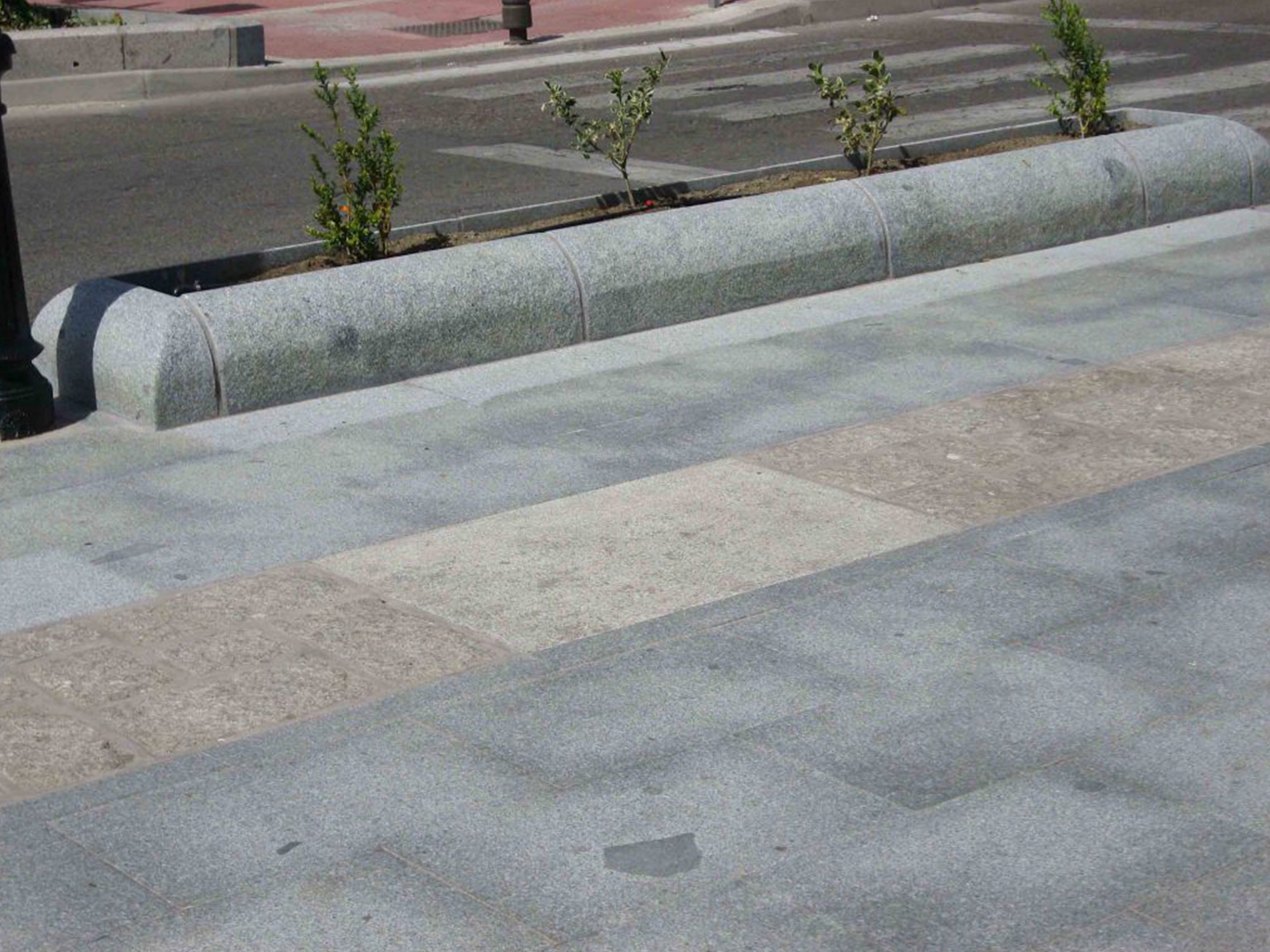 Mobiliario urbano en piedra 6