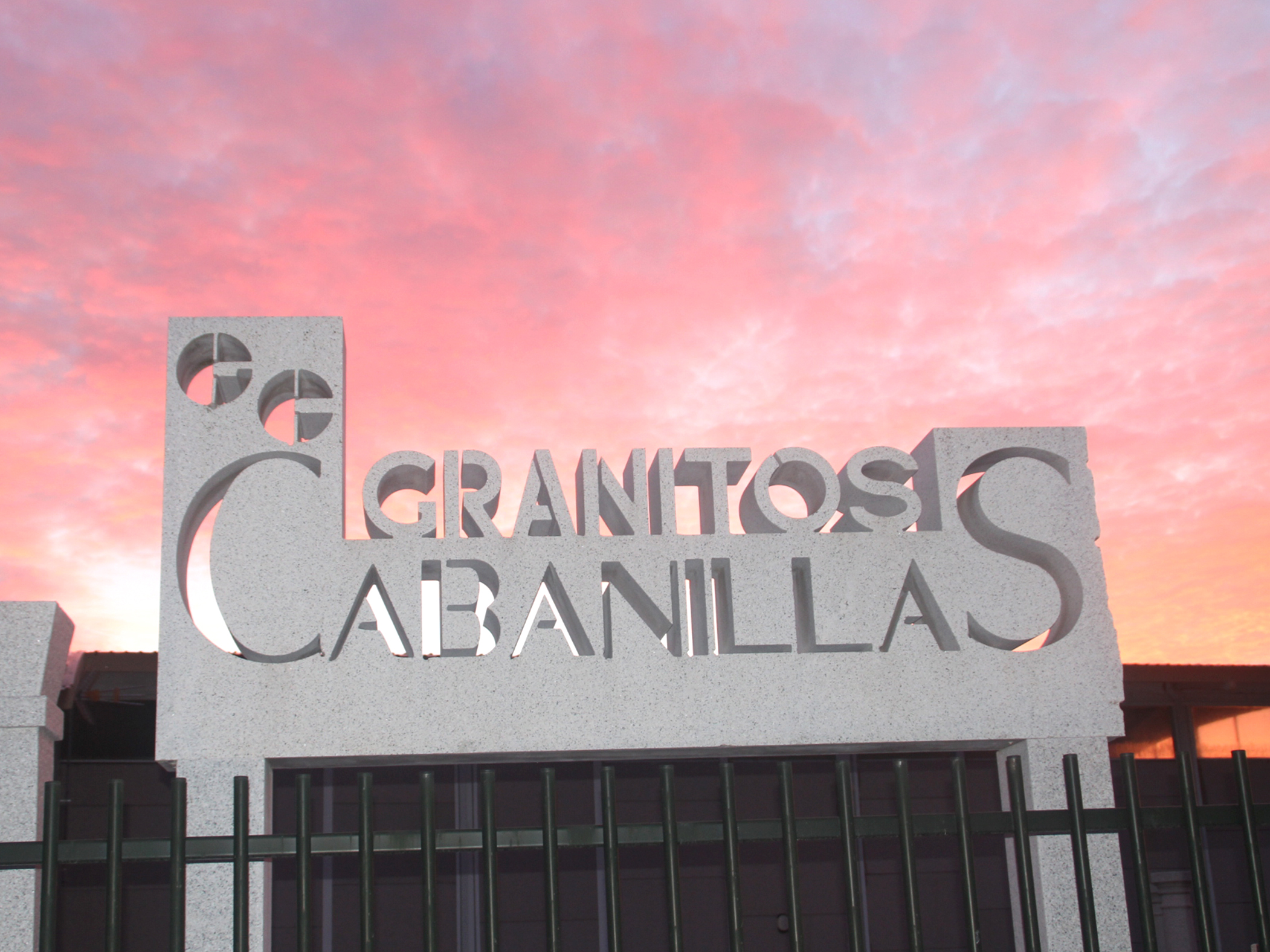 Rótulo exterior de Granitos Cabanillas al atardecer.