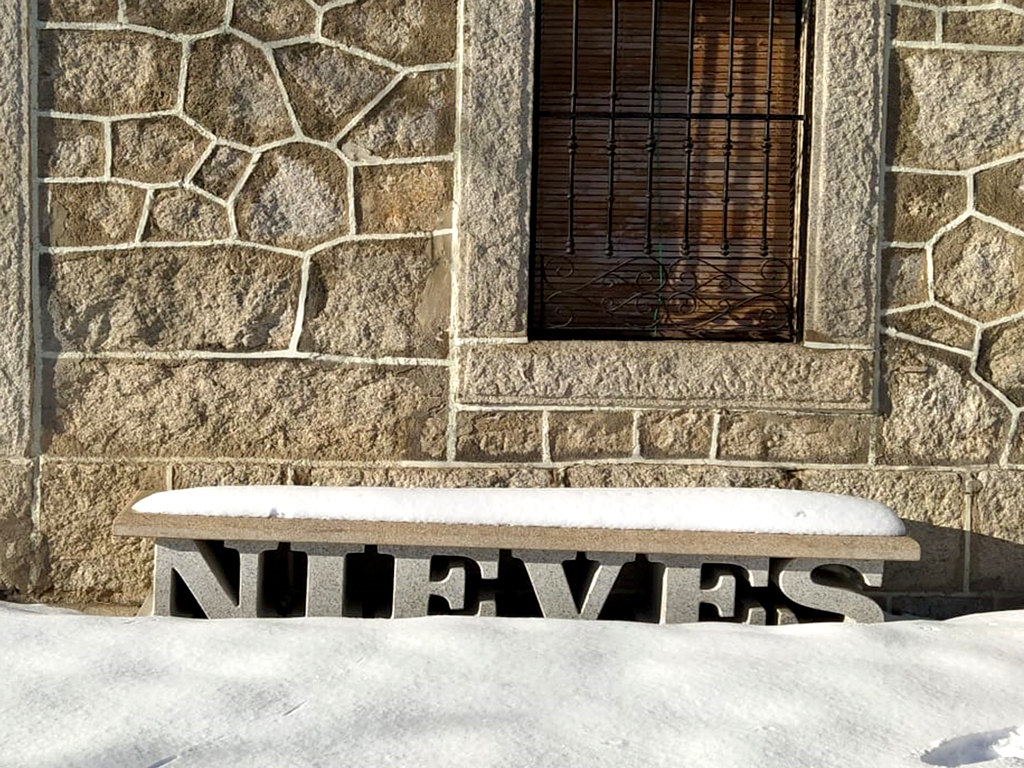Mobiliario urbano en piedra 8